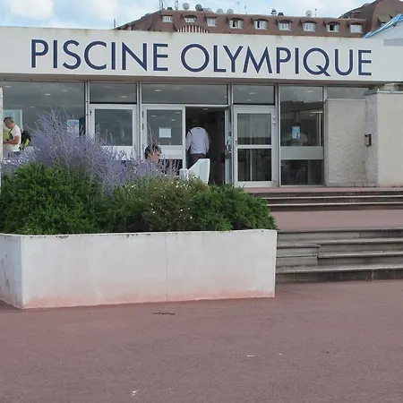 Un Homme Et Femme Deauville